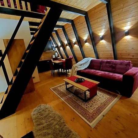 ヴィラ Vilat Alpine Golden Gjinar エルバサン